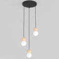 Hanglamp met drie hangende lichtpunten met houten bollen en witte kappen aan een ronde zwarte plafondplaat