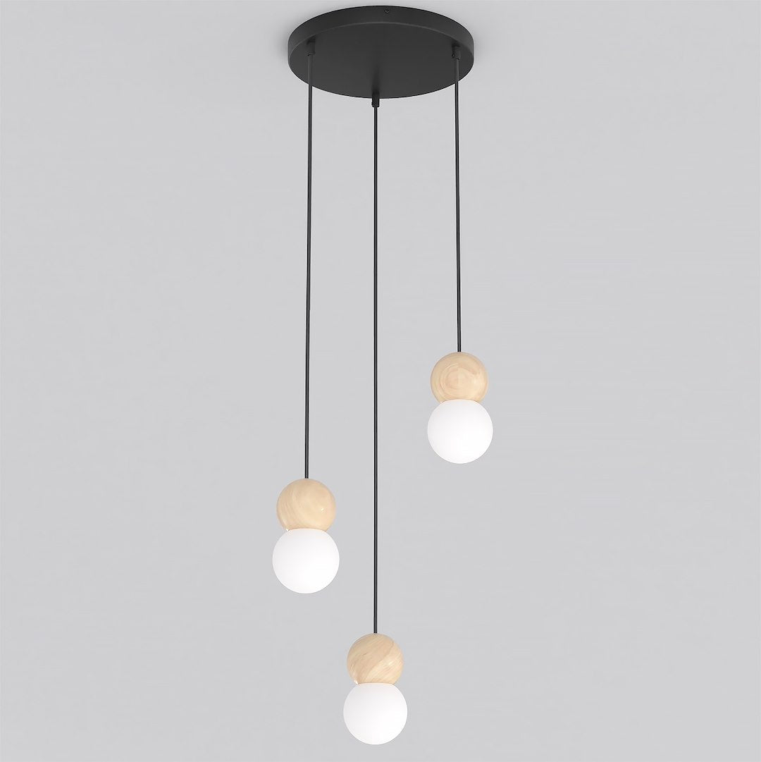 Hanglamp met drie hangende lichtpunten met houten bollen en witte kappen aan een ronde zwarte plafondplaat