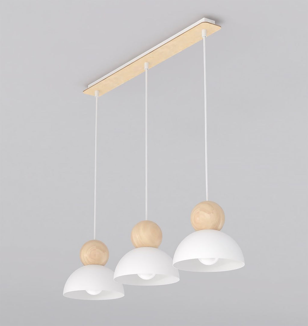 Hanglamp met drie witte kappen en houten bollen aan een langwerpige houten plafondplaat