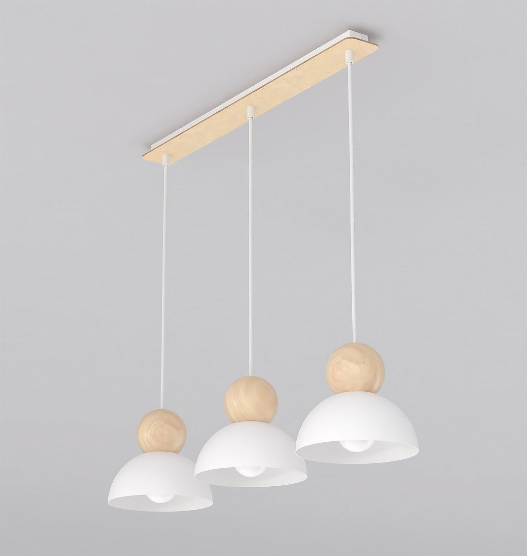 Hanglamp met drie witte kappen en houten bollen aan een langwerpige houten plafondplaat