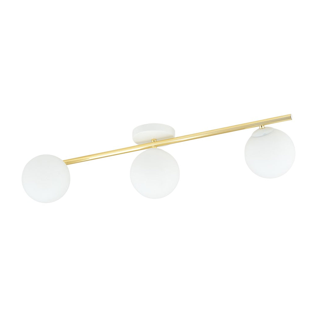 Plafondlamp met gouden buis en drie witte glazen bollen op een wit plafondplaatje