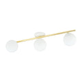 Plafondlamp met gouden buis en drie witte glazen bollen op een wit plafondplaatje