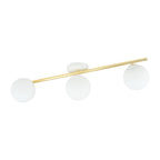 Plafondlamp met gouden buis en drie witte glazen bollen op een wit plafondplaatje