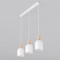 Witte hanglamp met drie capsulevormige kappen en houten accenten aan een lange witte plafondplaat