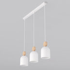Witte hanglamp met drie capsulevormige kappen en houten accenten aan een lange witte plafondplaat