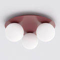 Plafondlamp met bordeauxrode ronde plaat en drie witte glazen bollen