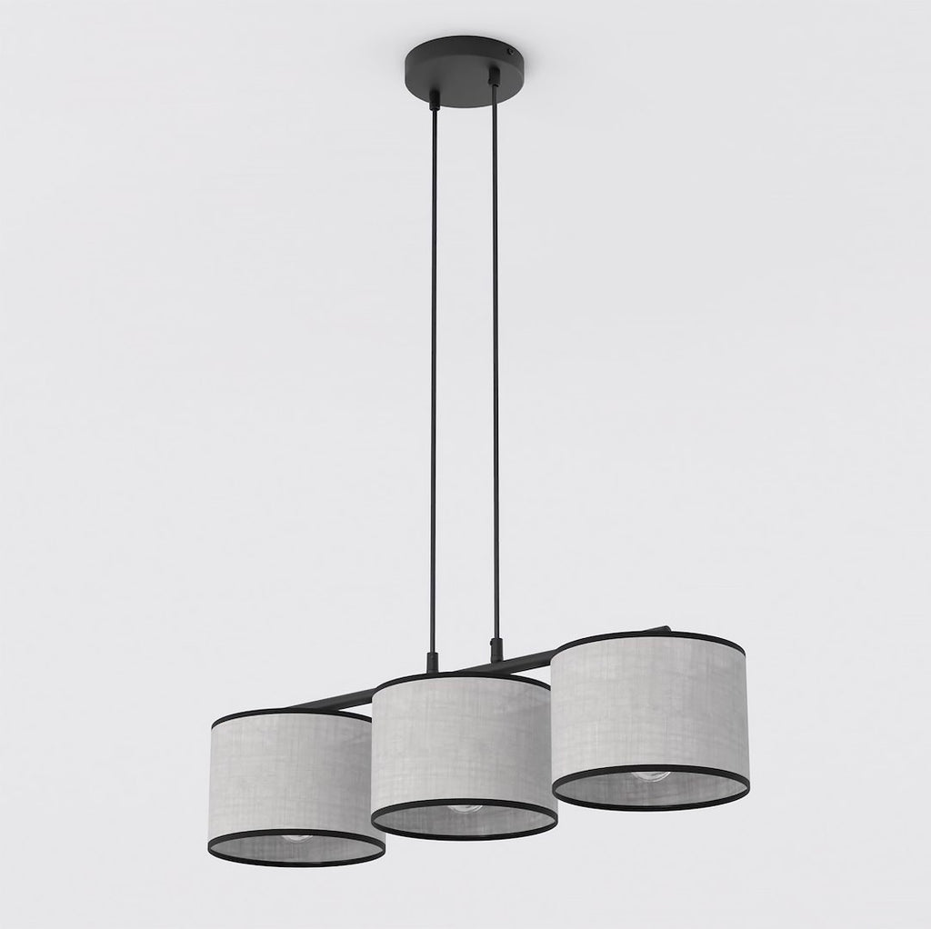 Hanglamp met drie grijze stoffen kappen met zwarte rand aan een zwart frame en twee dunne ophangsnoeren