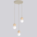 Hanglamp met beige ronde plafondplaat en drie snoeren met houten bollen en witte bolvormige lampenkappen