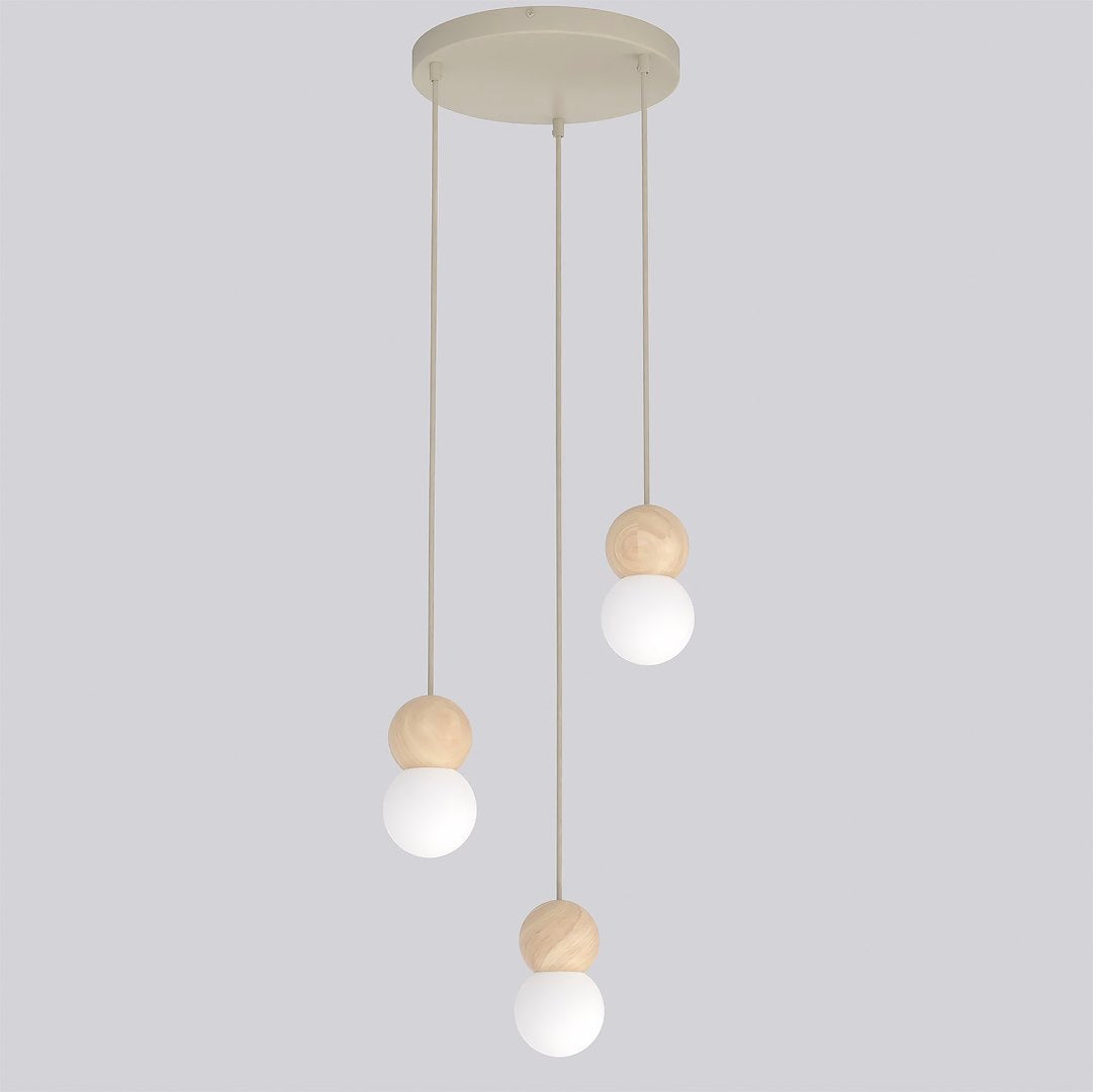 Hanglamp met beige ronde plafondplaat en drie snoeren met houten bollen en witte bolvormige lampenkappen