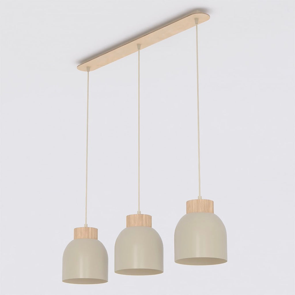 Hanglamp met drie beige koepelvormige kappen met houten bovenkant onder een langwerpige houten plafondplaat
