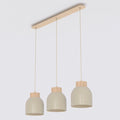 Hanglamp met drie beige koepelvormige kappen met houten bovenkant onder een langwerpige houten plafondplaat