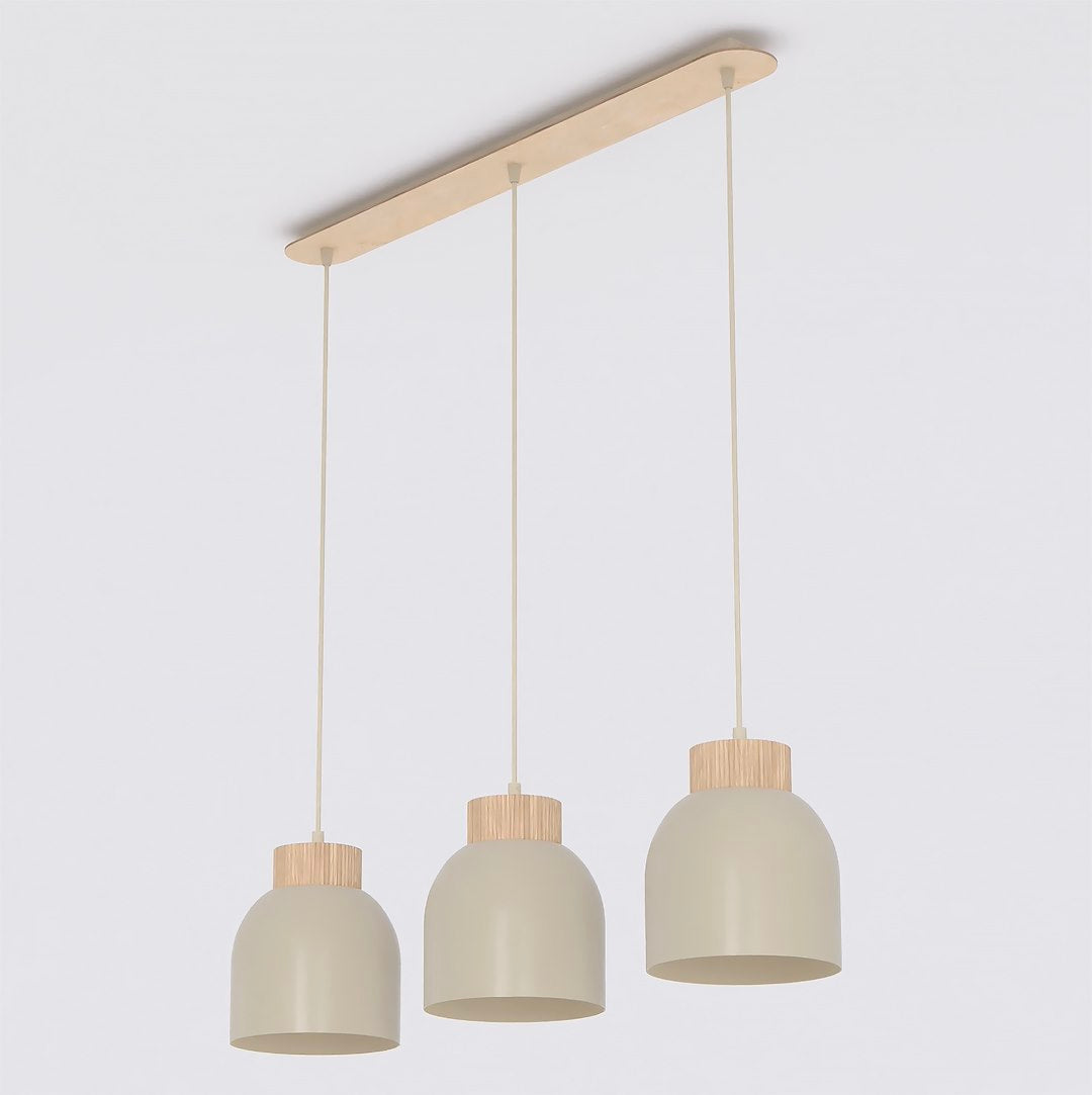 Hanglamp met drie beige koepelvormige kappen met houten bovenkant onder een langwerpige houten plafondplaat