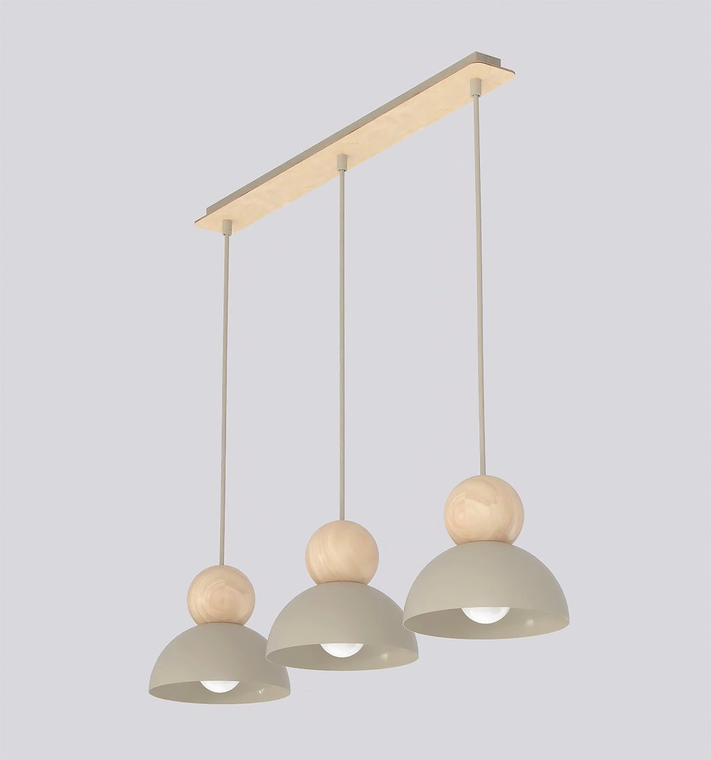 Hanglamp met drie beige koepelkappen en houten bollen aan een smalle houten plafondplaat