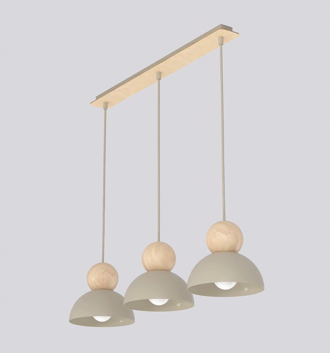 Hanglamp met drie beige koepelkappen en houten bollen aan een smalle houten plafondplaat