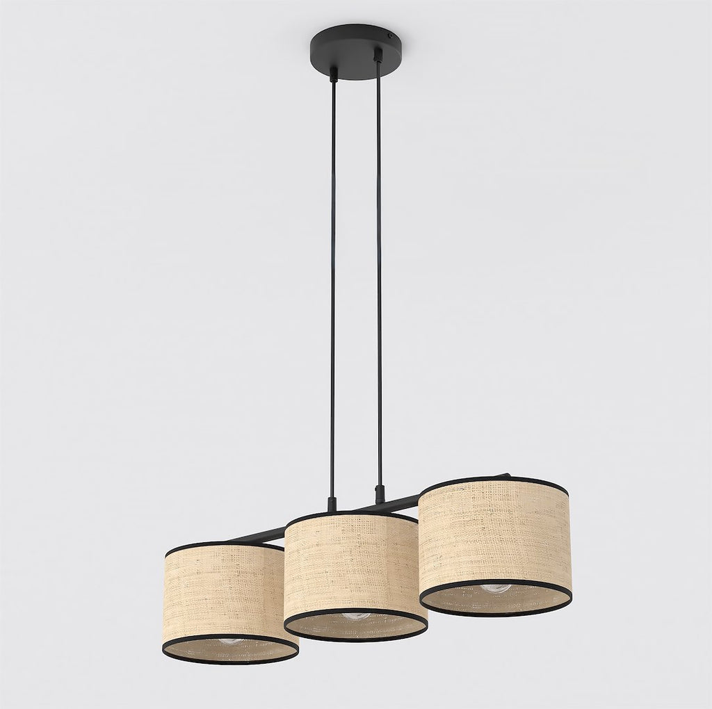 Hanglamp met drie cilindrische rotan kappen met zwarte rand en zwart stalen frame, opgehangen aan twee stangen