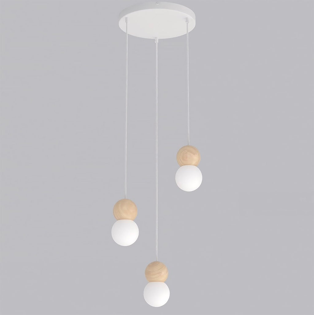 Witte hanglamp met drie lichtpunten, houten bollen en matwitte kappen aan een ronde plafondplaat