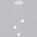 Witte hanglamp met drie lichtpunten, houten bollen en matwitte kappen aan een ronde plafondplaat
