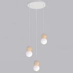 Witte hanglamp met drie lichtpunten, houten bollen en matwitte kappen aan een ronde plafondplaat