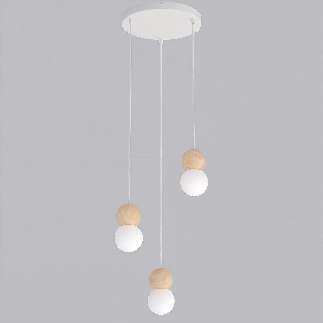 Witte hanglamp met drie lichtpunten, houten bollen en matwitte kappen aan een ronde plafondplaat
