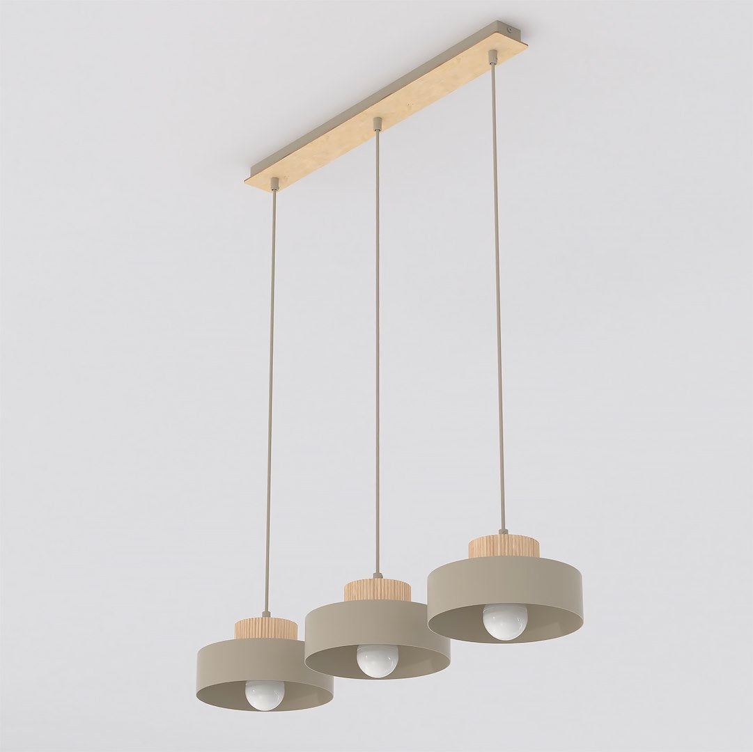 Hanglamp met drie beige stalen kappen met houten details aan een langwerpige houten plafondplaat