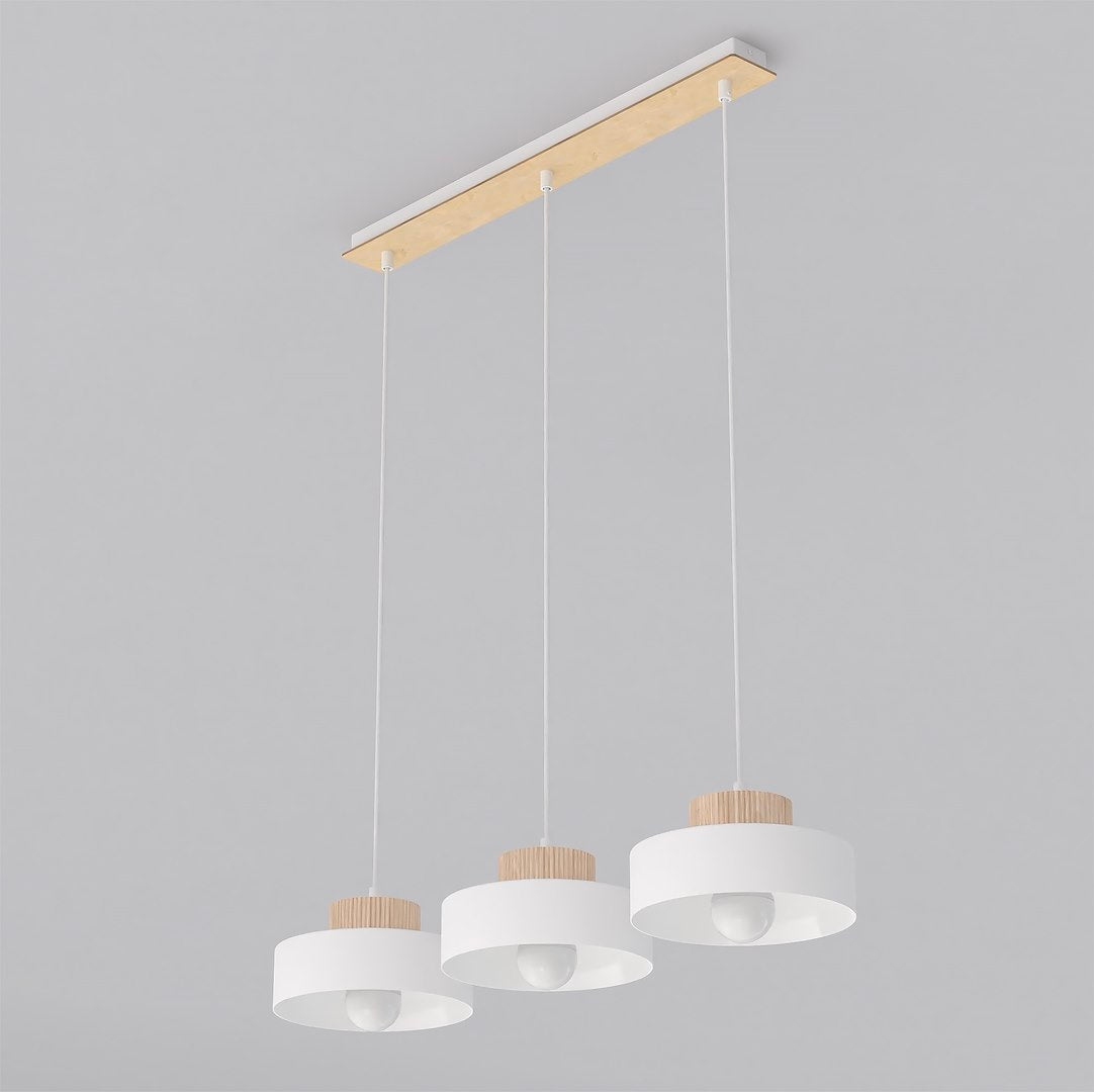 Witte hanglamp met drie ronde kappen met houten rand aan een langwerpige plafondplaat van hout en wit metaal