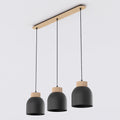 Zwarte hanglamp met drie koepelvormige kappen met houten top, opgehangen aan een langwerpige houten plafondbalk