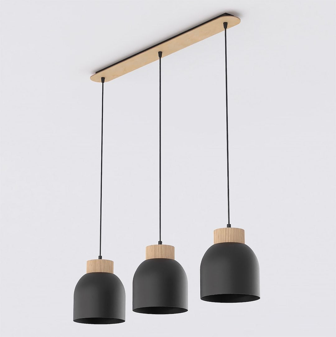 Zwarte hanglamp met drie koepelvormige kappen met houten top, opgehangen aan een langwerpige houten plafondbalk