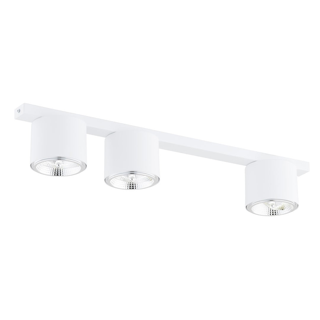 Witte plafondlamp met drie ronde spots op een smalle rechte balk, met zilverkleurige reflectoren