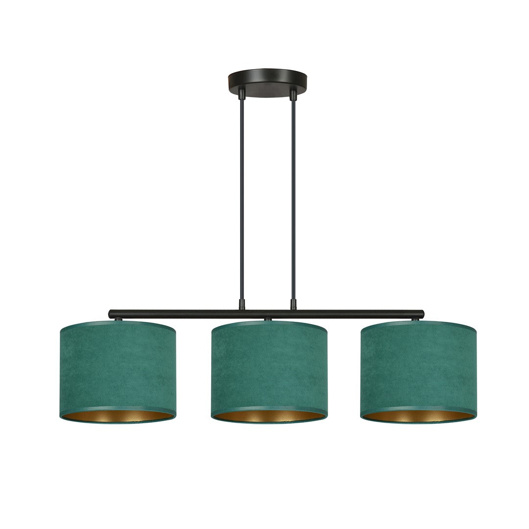 Hanglamp met drie groene stoffen kappen met goudkleurige binnenzijde aan een zwarte stalen balk