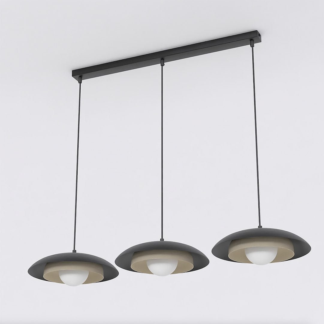 Zwarte hanglamp met drie schijfvormige kappen en witte lichtbollen aan een lange zwarte plafondbalk