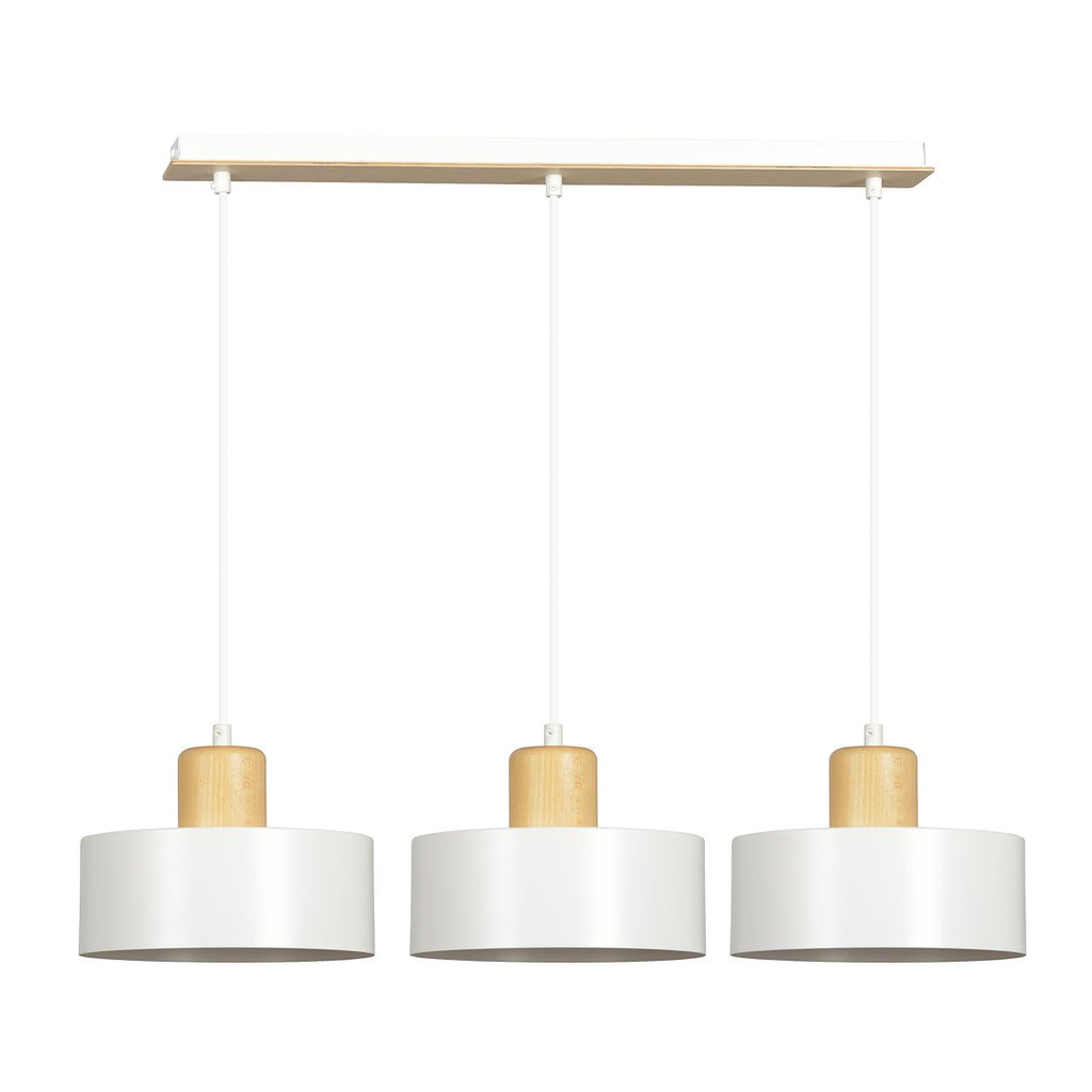 Witte hanglamp met drie metalen kappen, houten accenten en een langwerpige plafondplaat van hout en wit metaal