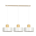 Witte hanglamp met drie metalen kappen, houten accenten en een langwerpige plafondplaat van hout en wit metaal
