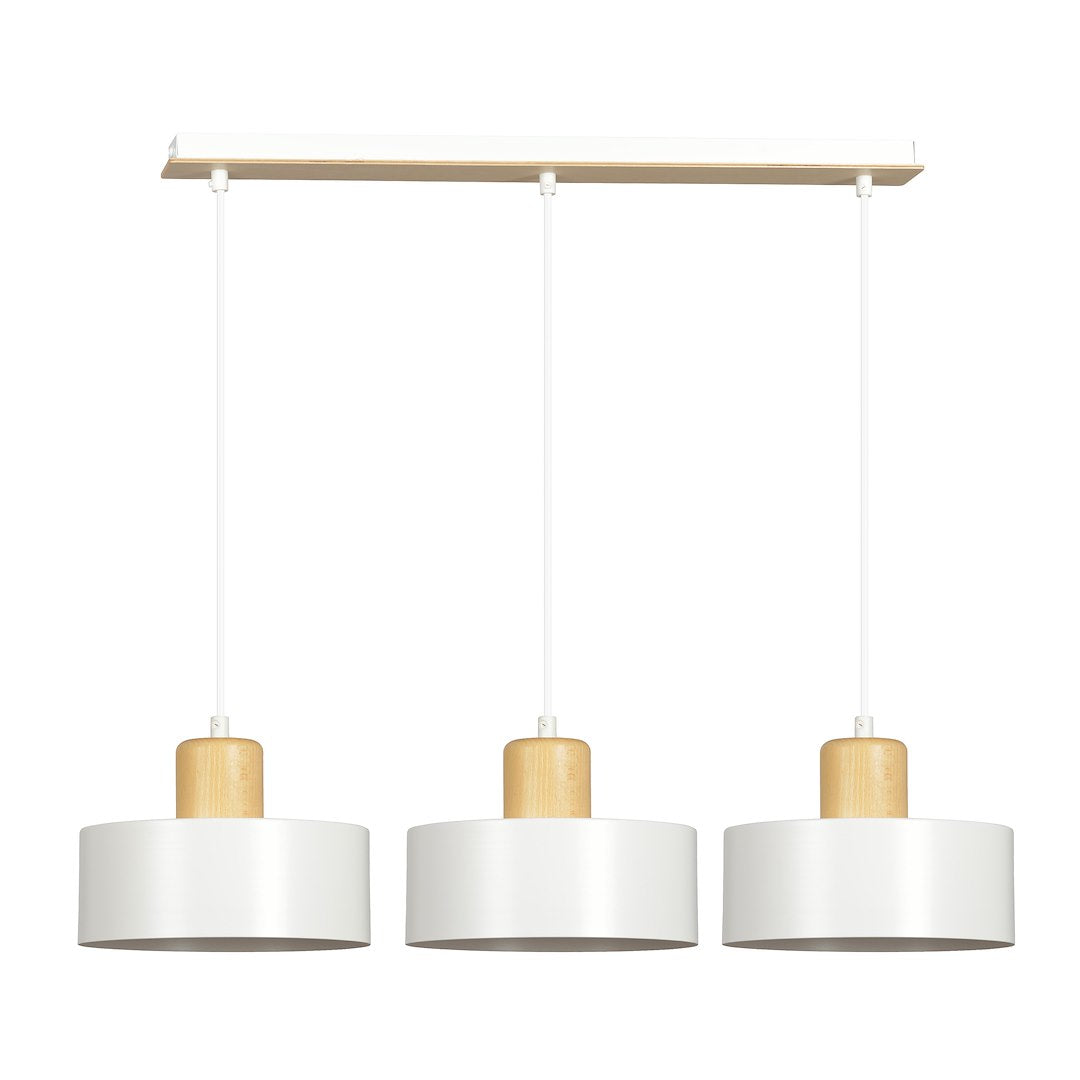 Witte hanglamp met drie metalen kappen, houten accenten en een langwerpige plafondplaat van hout en wit metaal