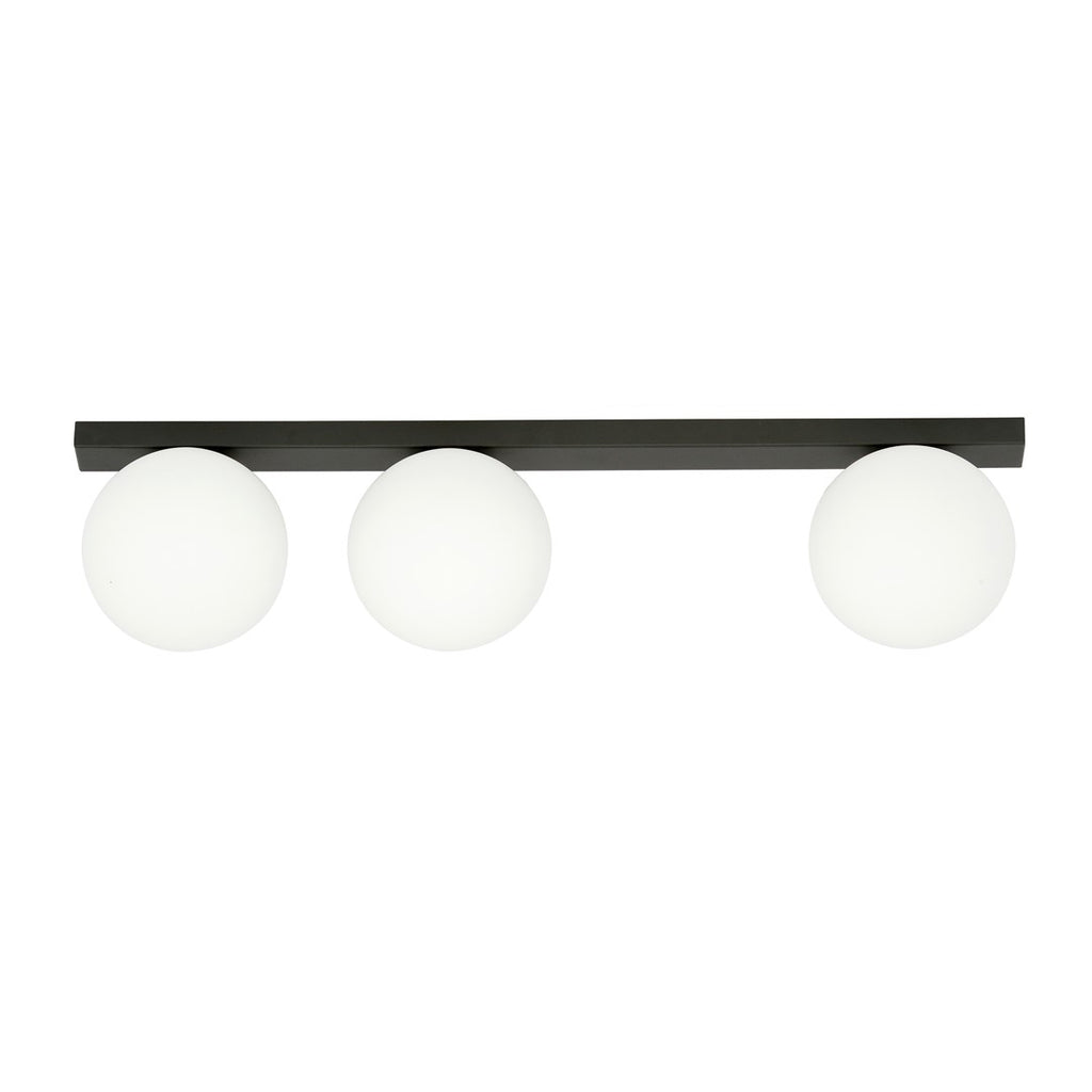 Zwarte plafondlamp met drie ronde witte glazen kappen op een rechte stalen balk