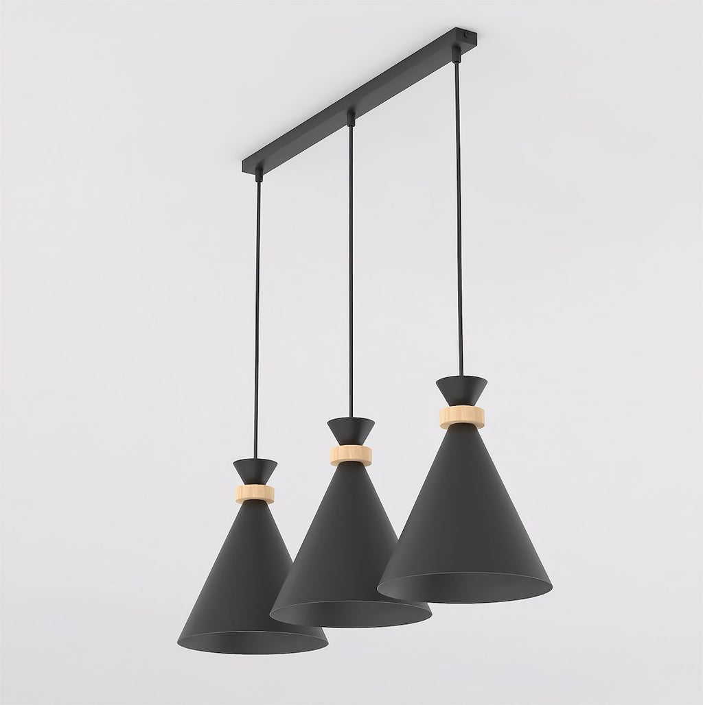 Zwarte hanglamp met drie conische kappen en houten ringen aan een smalle zwarte plafondbalk