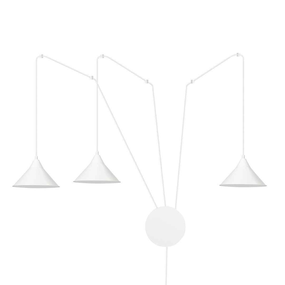 Witte hanglamp met drie conische kappen aan dunne armen en een ronde witte wandplaat met snoer