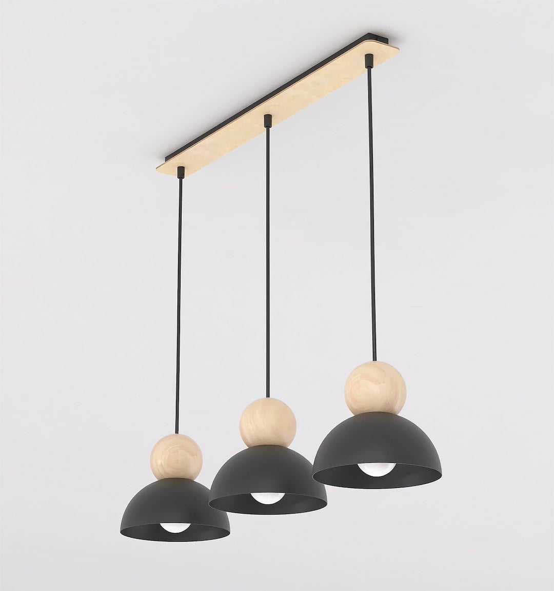 Zwarte hanglamp met drie halfronde kappen, houten bollen en een langwerpige houten plafondplaat