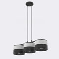 Hanglamp met drie cilindrische kappen in grijs en zwart gaatjesstof aan een zwart frame met twee dunne pendels