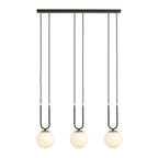 Zwarte hanglamp met drie ronde witte glazen kappen en gouden details aan een rechthoekige plafondplaat