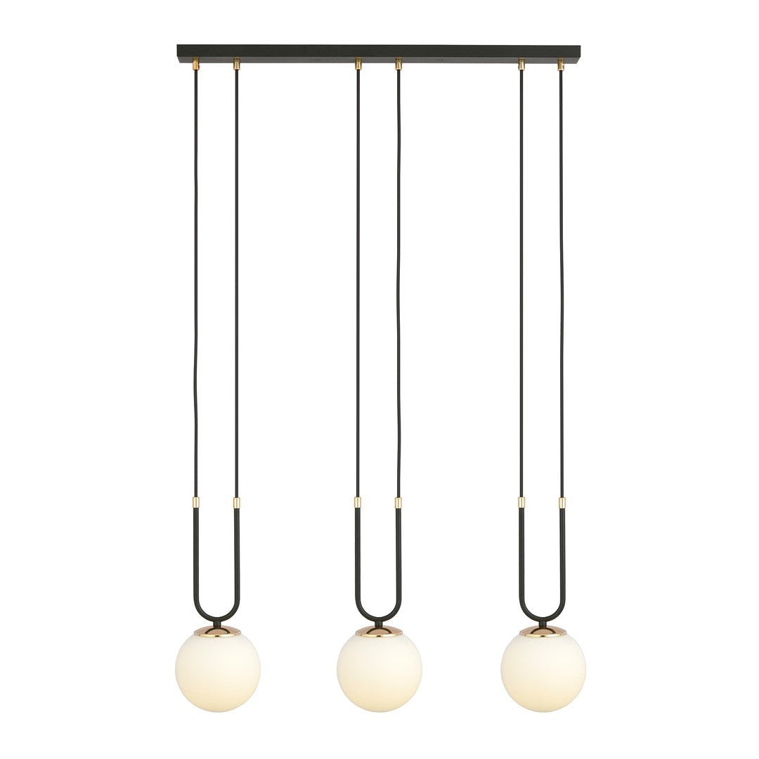 Zwarte hanglamp met drie ronde witte glazen kappen en gouden details aan een rechthoekige plafondplaat