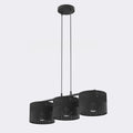 Zwarte hanglamp met drie cilindrische stoffen kappen met geperforeerd patroon, aan een zwarte balk met twee dunne stangen
