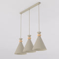 Hanglamp met drie beige koepelkappen met houten ringen aan een lange beige plafondplaat