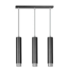 Hanglamp met drie zwarte buisvormige kappen met chroomkleurige onderkant aan een zwarte rechthoekige plafondplaat
