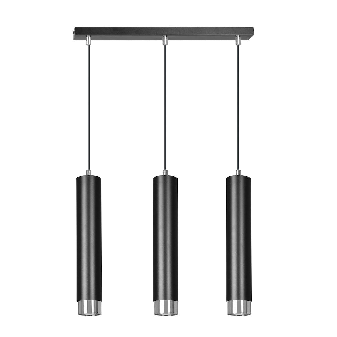 Hanglamp met drie zwarte buisvormige kappen met chroomkleurige onderkant aan een zwarte rechthoekige plafondplaat