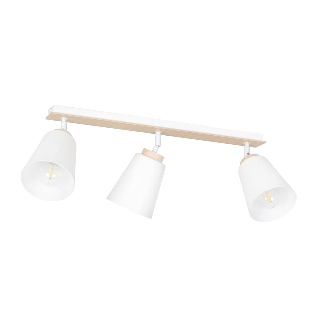 Witte plafondlamp met drie spots met witte kappen op een rechte balk met houten accenten