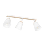 Witte plafondlamp met drie spots met witte kappen op een rechte balk met houten accenten