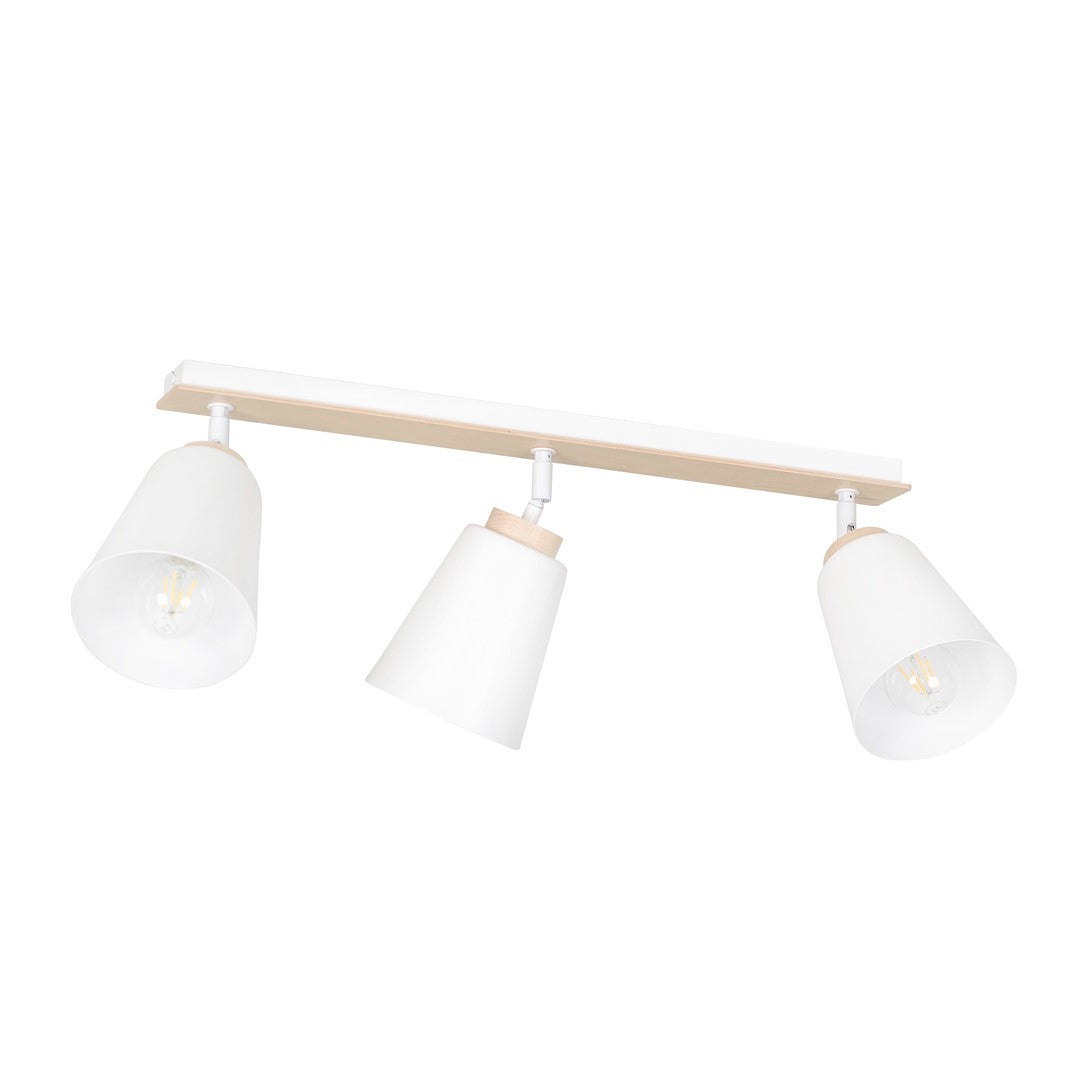 Witte plafondlamp met drie spots met witte kappen op een rechte balk met houten accenten