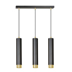 Hanglamp met drie zwarte buisvormige kappen met gouden accenten aan een smalle zwarte plafondbalk