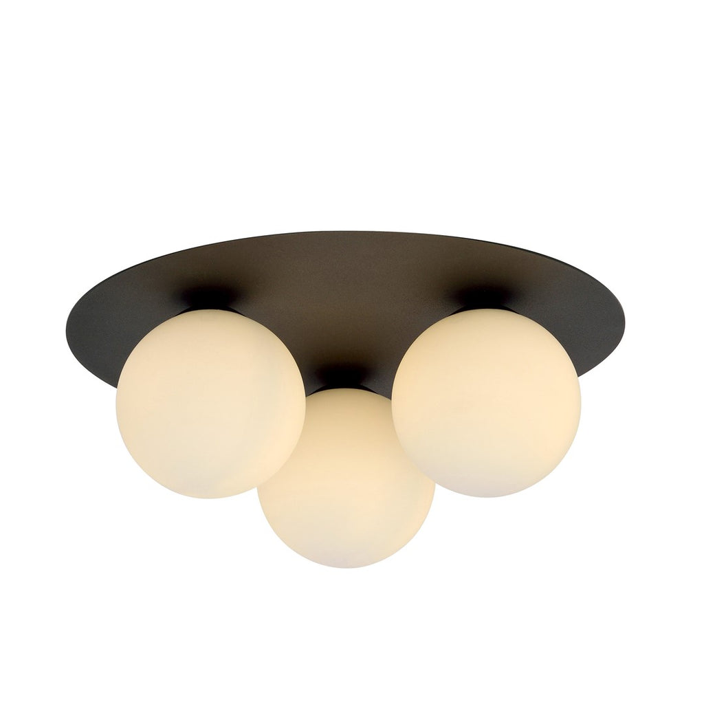 Zwarte ronde plafondlamp met drie witte glazen bolkappen, vlak tegen het plafond gemonteerd