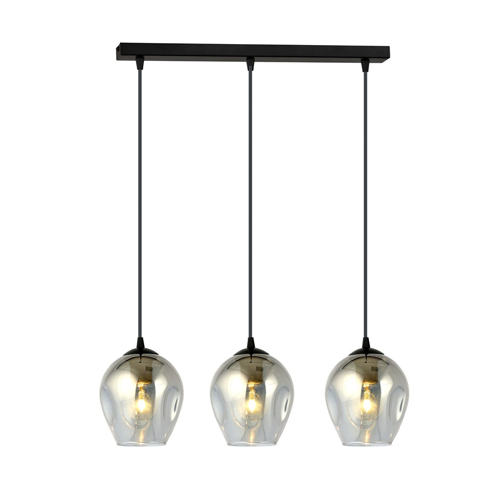 Zwarte hanglamp met drie grafietkleurige glazen kappen aan dunne snoeren onder een langwerpige plafondplaat